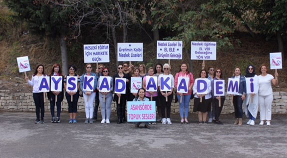 Asansörde Topuk Sesleri Ayskad Akademi Destekliyor